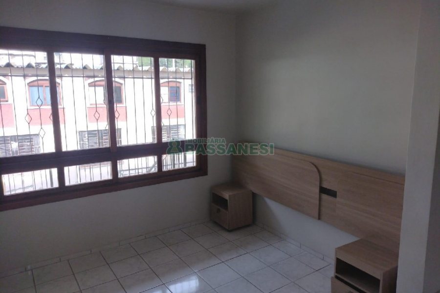 Kitinete Mobiliado com 30m², 1 dormitório, 1 vaga, no bairro Petrópolis em Caxias do Sul para Alugar