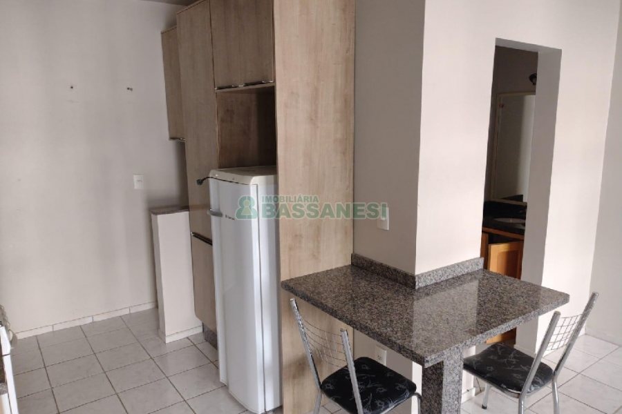 Kitinete Mobiliado com 30m², 1 dormitório, 1 vaga, no bairro Petrópolis em Caxias do Sul para Alugar