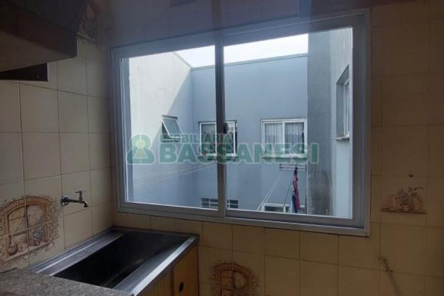 Apto Mobiliado com 90m², 2 dormitórios, 1 vaga, no bairro Sagrada Família em Caxias do Sul para Alugar