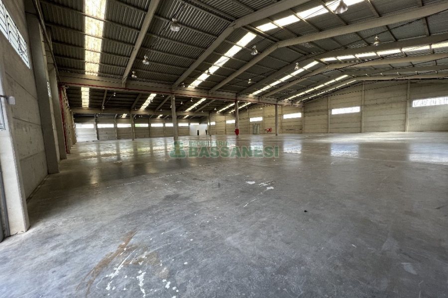 Pavilhão com 2206m², no bairro Presidente Vargas em Caxias do Sul para Alugar