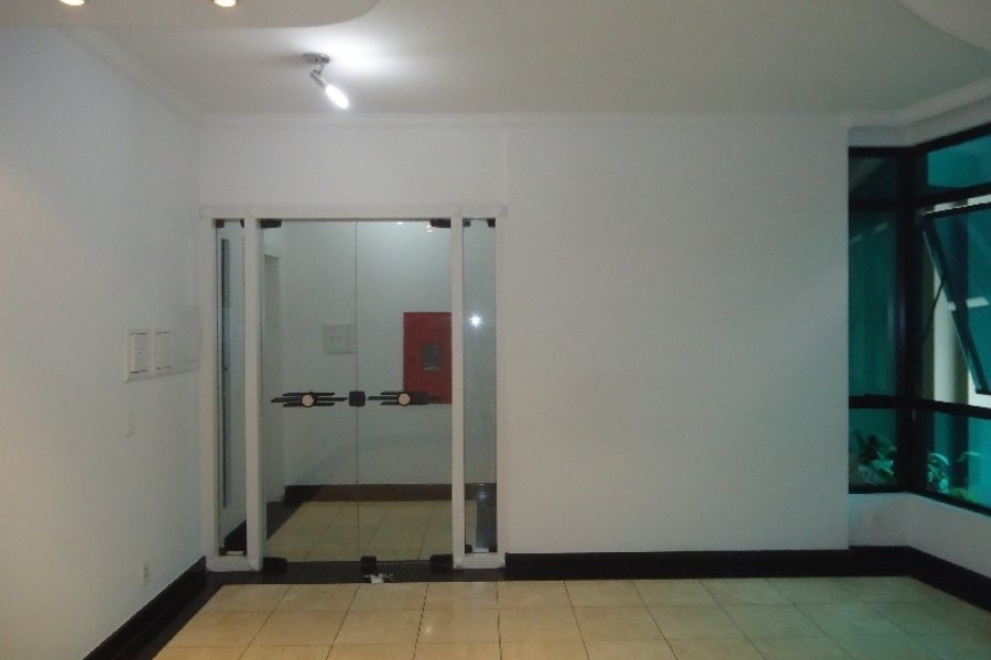 Sala com 101m², 2 vagas, no bairro Centro em Caxias do Sul para Comprar