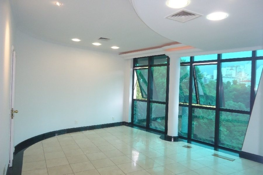 Sala com 101m², 2 vagas, no bairro Centro em Caxias do Sul para Comprar