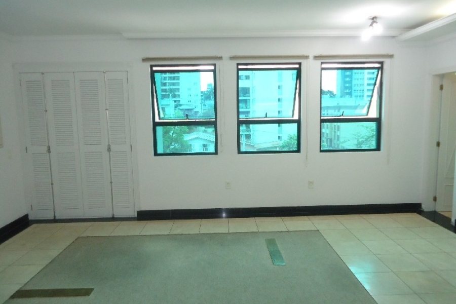 Sala com 101m², 2 vagas, no bairro Centro em Caxias do Sul para Comprar