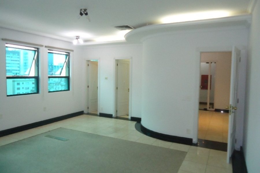 Sala com 101m², 2 vagas, no bairro Centro em Caxias do Sul para Comprar