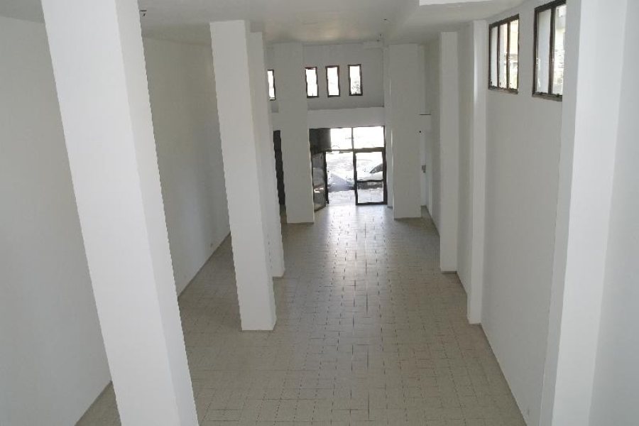 Loja com 450m², 2 vagas, no bairro Centro em Caxias do Sul para Comprar