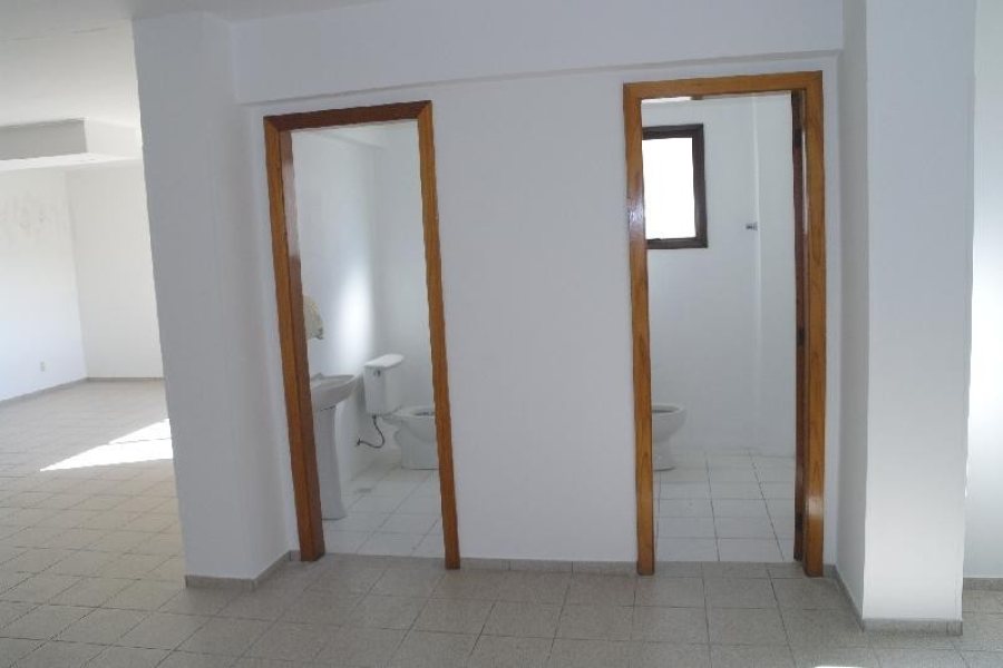 Loja com 450m², 2 vagas, no bairro Centro em Caxias do Sul para Comprar