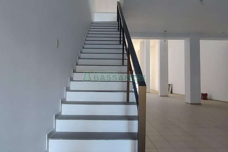 Loja com 500m², 2 vagas, no bairro Centro em Caxias do Sul para Alugar