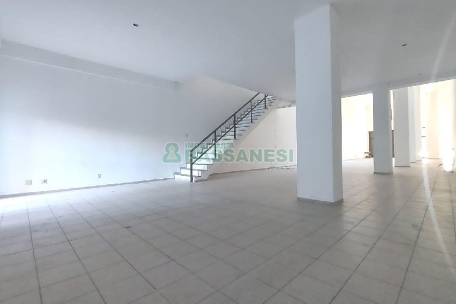 Loja com 500m², 2 vagas, no bairro Centro em Caxias do Sul para Alugar