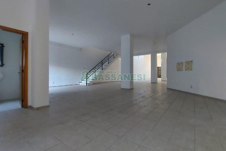 Loja com 500m², 2 vagas, no bairro Centro em Caxias do Sul para Alugar