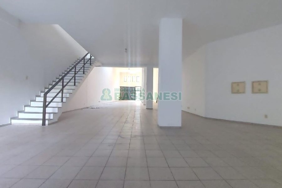 Loja com 500m², 2 vagas, no bairro Centro em Caxias do Sul para Alugar