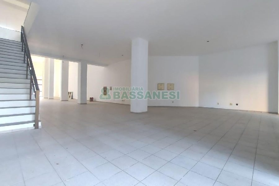 Loja com 500m², 2 vagas, no bairro Centro em Caxias do Sul para Alugar