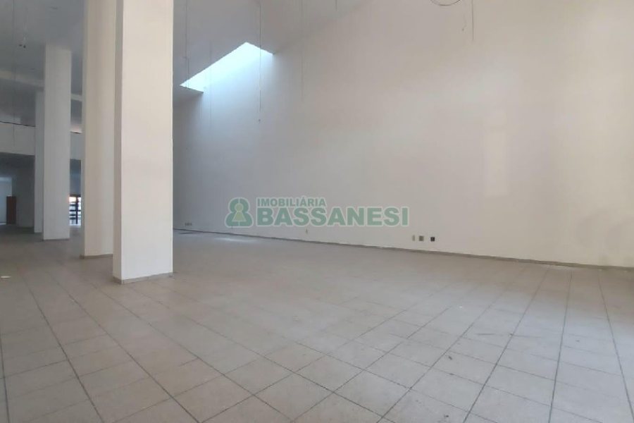Loja com 500m², 2 vagas, no bairro Centro em Caxias do Sul para Alugar