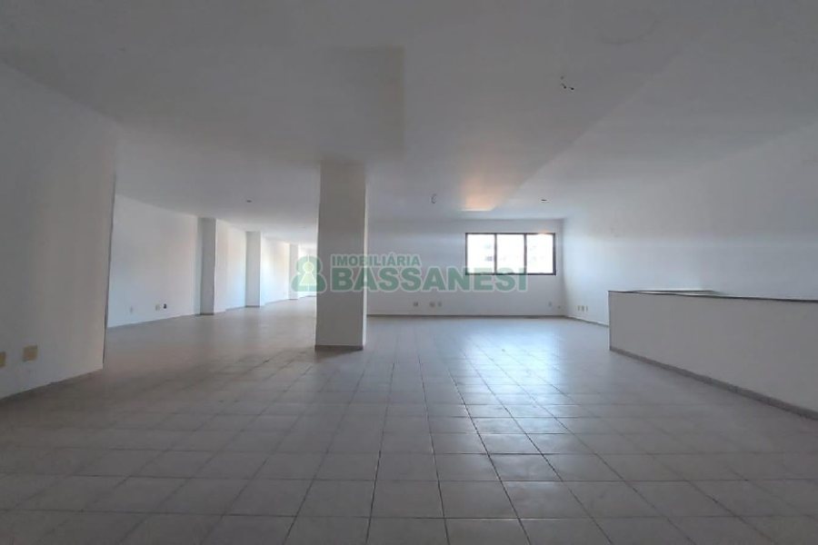 Loja com 500m², 2 vagas, no bairro Centro em Caxias do Sul para Alugar