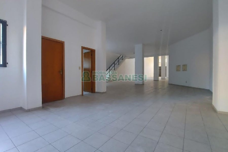 Loja com 500m², 2 vagas, no bairro Centro em Caxias do Sul para Alugar