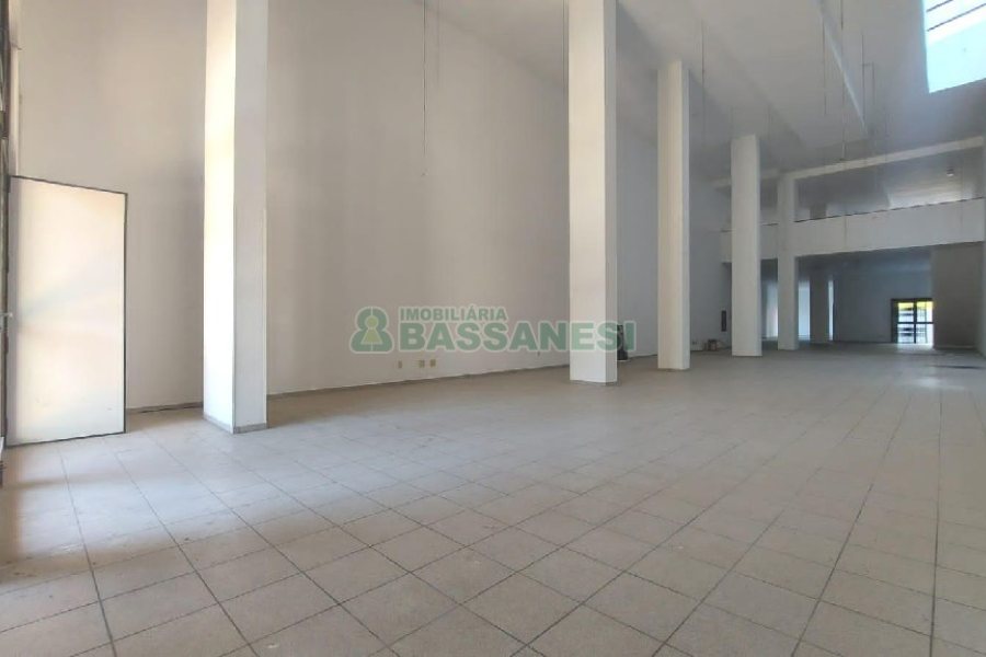 Loja com 500m², 2 vagas, no bairro Centro em Caxias do Sul para Alugar