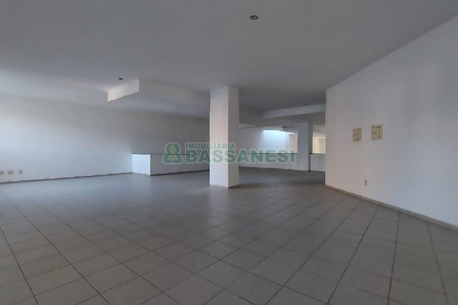 Loja com 500m², 2 vagas, no bairro Centro em Caxias do Sul para Alugar