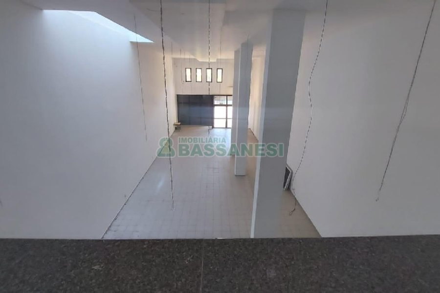 Loja com 500m², 2 vagas, no bairro Centro em Caxias do Sul para Alugar