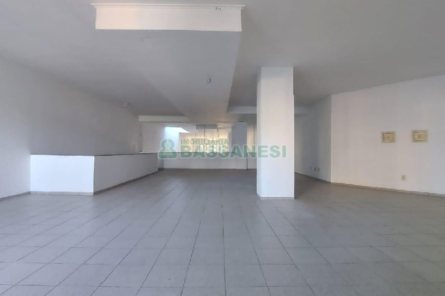 Loja com 500m², 2 vagas, no bairro Centro em Caxias do Sul para Alugar