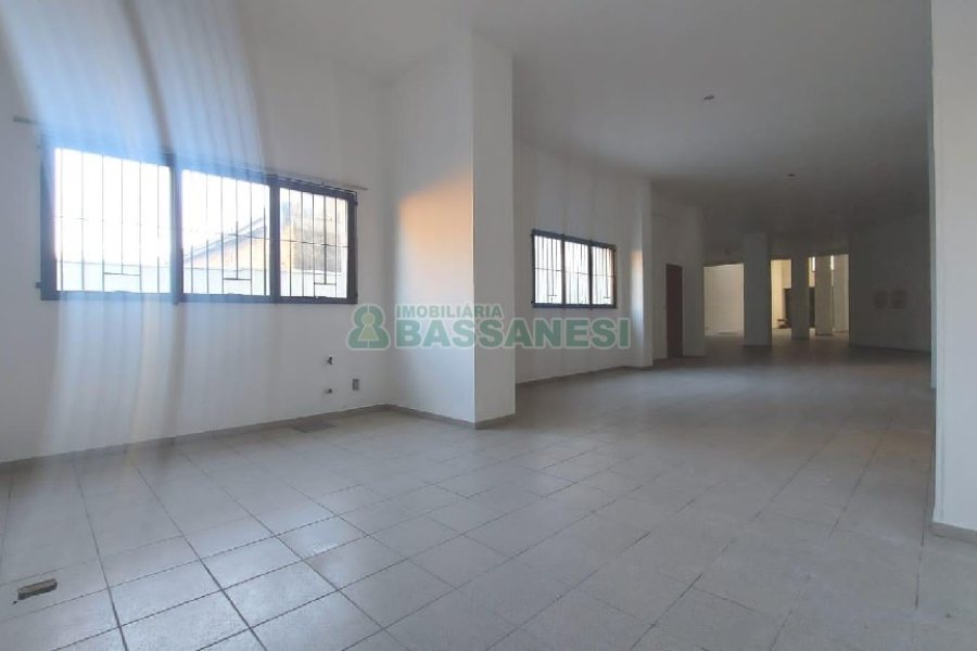 Loja com 500m², 2 vagas, no bairro Centro em Caxias do Sul para Alugar