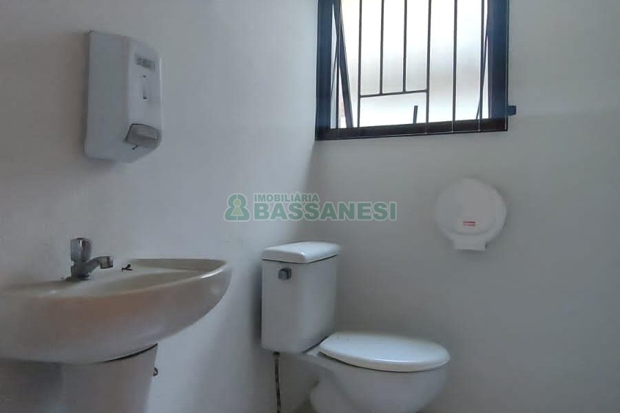 Loja com 500m², 2 vagas, no bairro Centro em Caxias do Sul para Alugar