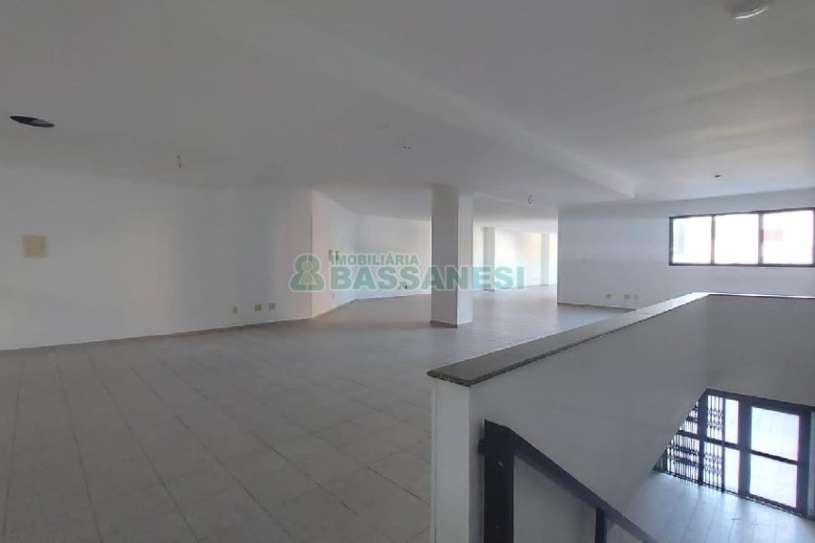 Loja com 500m², 2 vagas, no bairro Centro em Caxias do Sul para Alugar