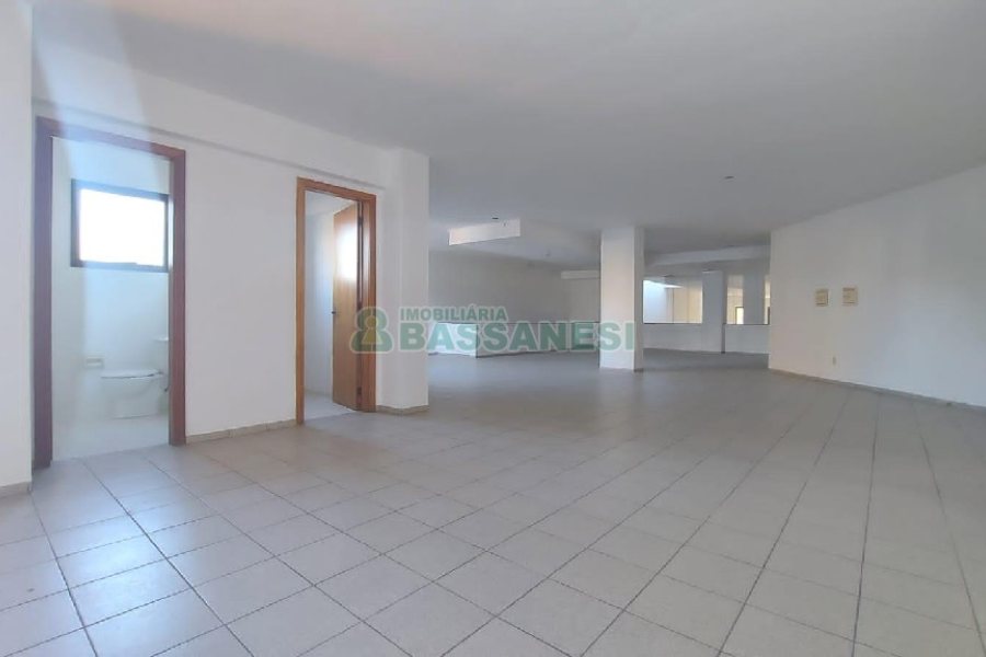 Loja com 500m², 2 vagas, no bairro Centro em Caxias do Sul para Alugar