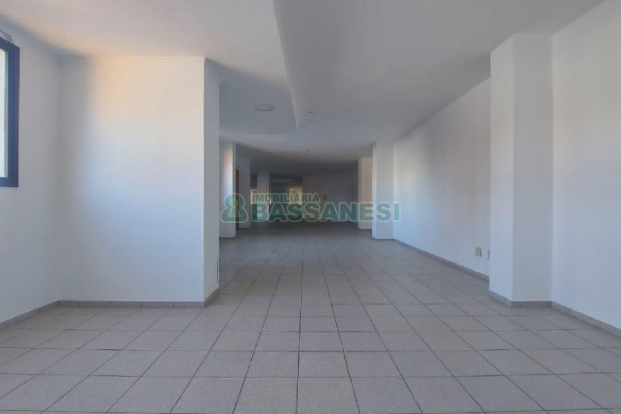 Loja com 500m², 2 vagas, no bairro Centro em Caxias do Sul para Alugar