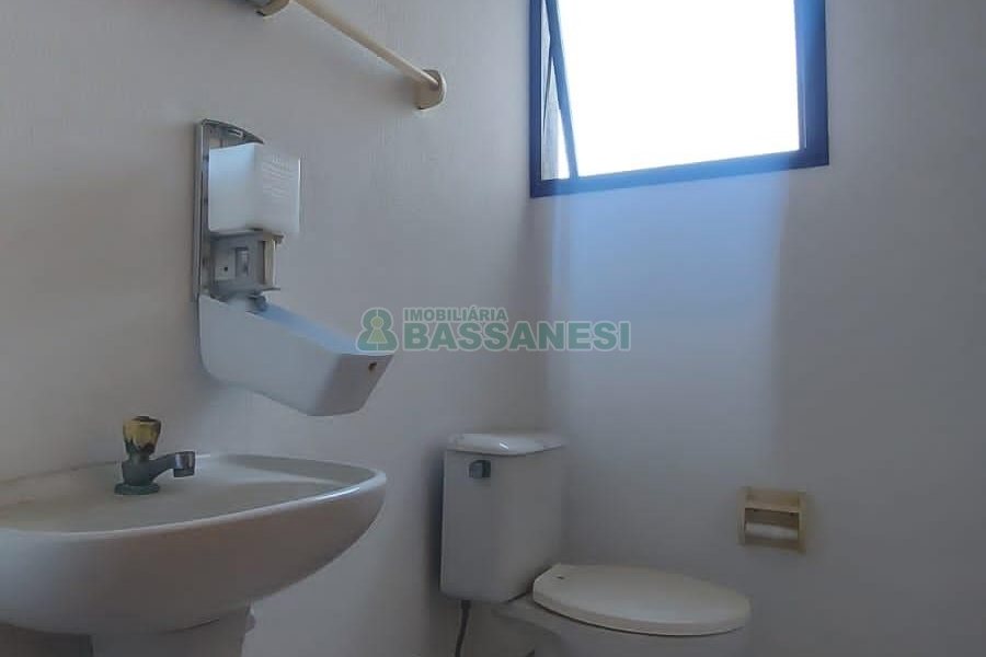 Loja com 500m², 2 vagas, no bairro Centro em Caxias do Sul para Alugar