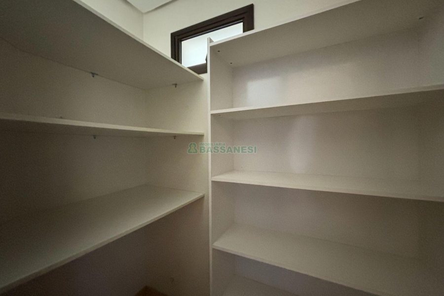 Apto Mobiliado com 110m², 3 dormitórios, 2 vagas, no bairro Pio X em Caxias do Sul para Alugar