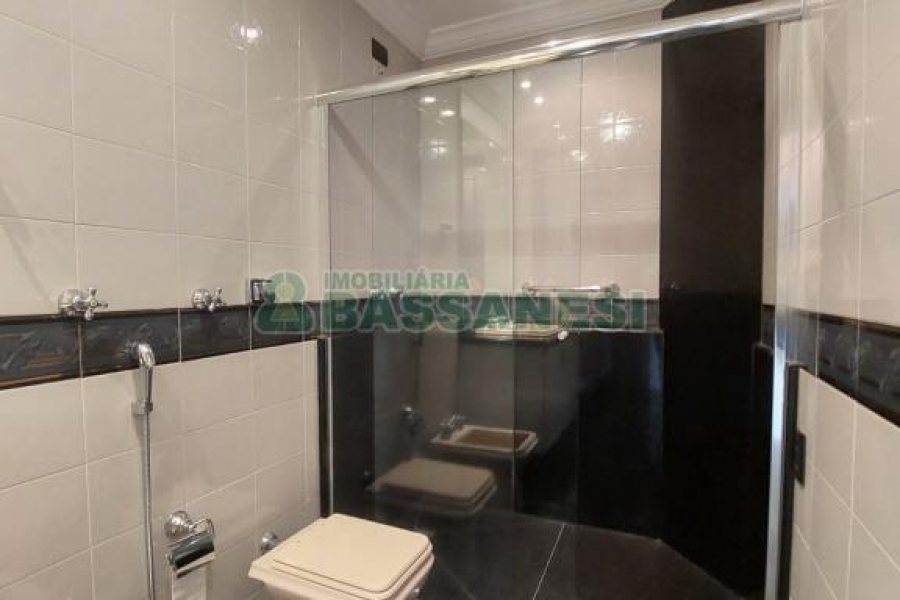 Apartamento com 150m², 3 dormitórios, 1 vaga, no bairro Centro em Caxias do Sul para Comprar