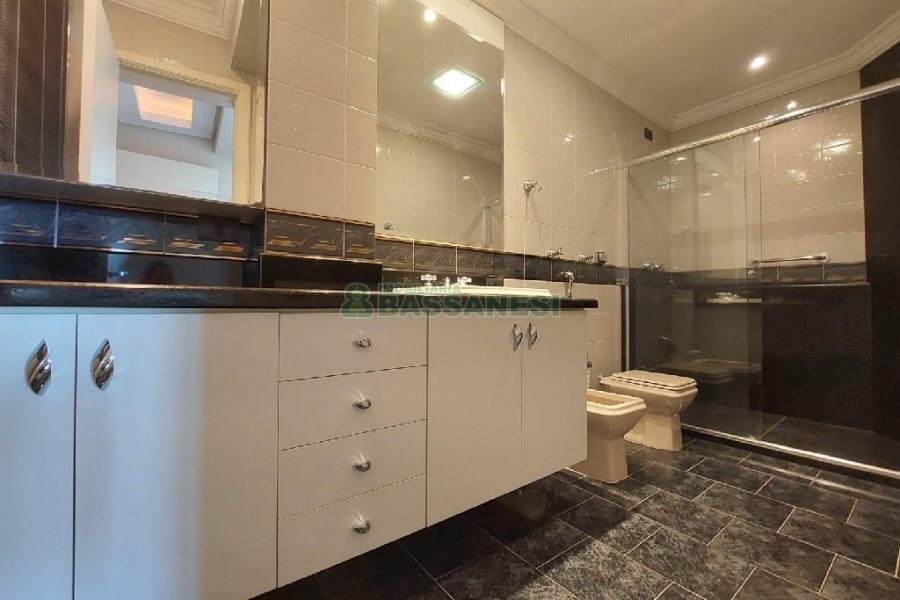 Apartamento com 150m², 3 dormitórios, 1 vaga, no bairro Centro em Caxias do Sul para Alugar ou Comprar