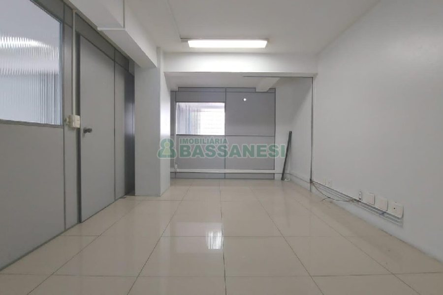 Loja com 356m², 2 vagas, no bairro São Pelegrino em Caxias do Sul para Comprar