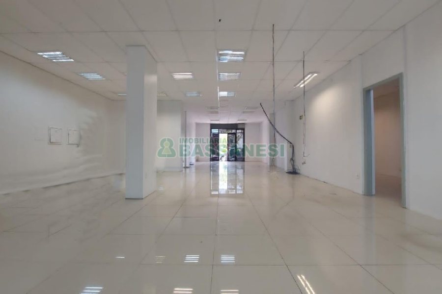 Loja com 356m², 2 vagas, no bairro São Pelegrino em Caxias do Sul para Comprar