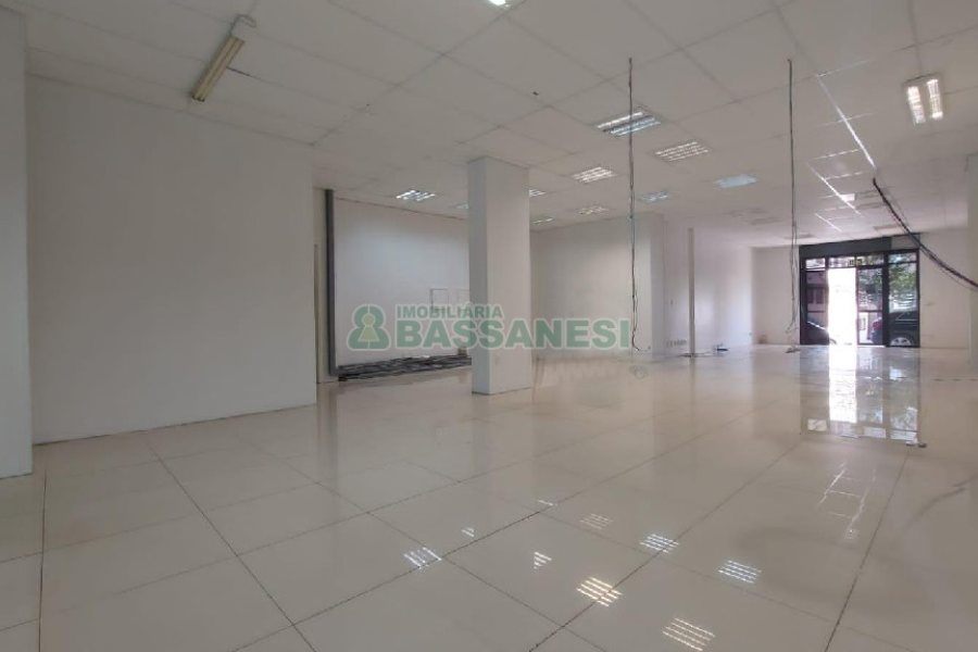Loja com 356m², 2 vagas, no bairro São Pelegrino em Caxias do Sul para Comprar