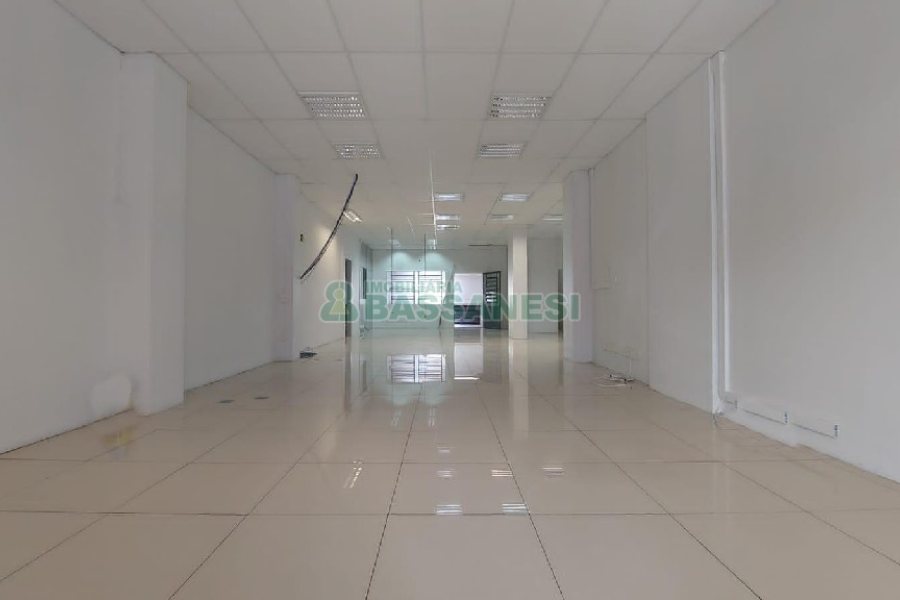 Loja com 356m², 2 vagas, no bairro São Pelegrino em Caxias do Sul para Comprar