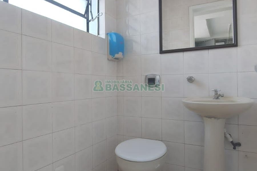 Loja com 356m², 2 vagas, no bairro São Pelegrino em Caxias do Sul para Comprar