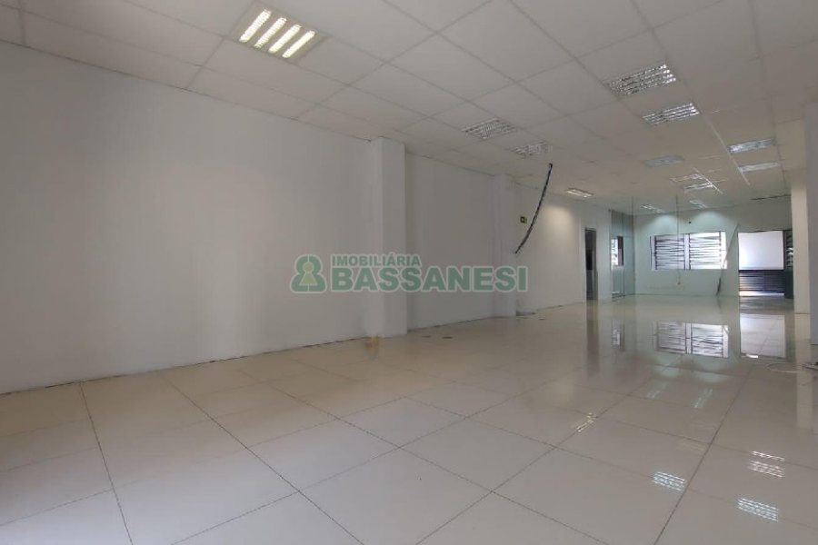 Loja com 356m², 2 vagas, no bairro São Pelegrino em Caxias do Sul para Comprar