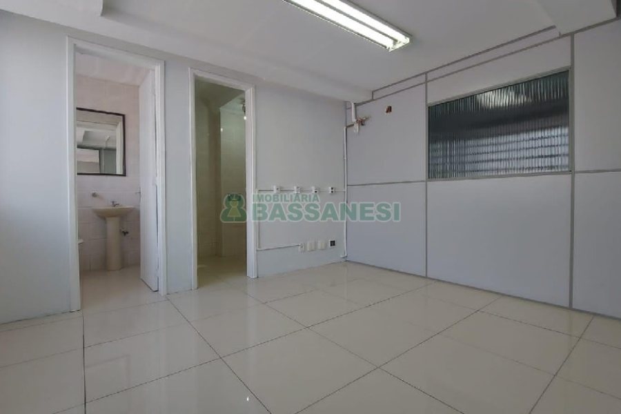 Loja com 356m², 2 vagas, no bairro São Pelegrino em Caxias do Sul para Comprar