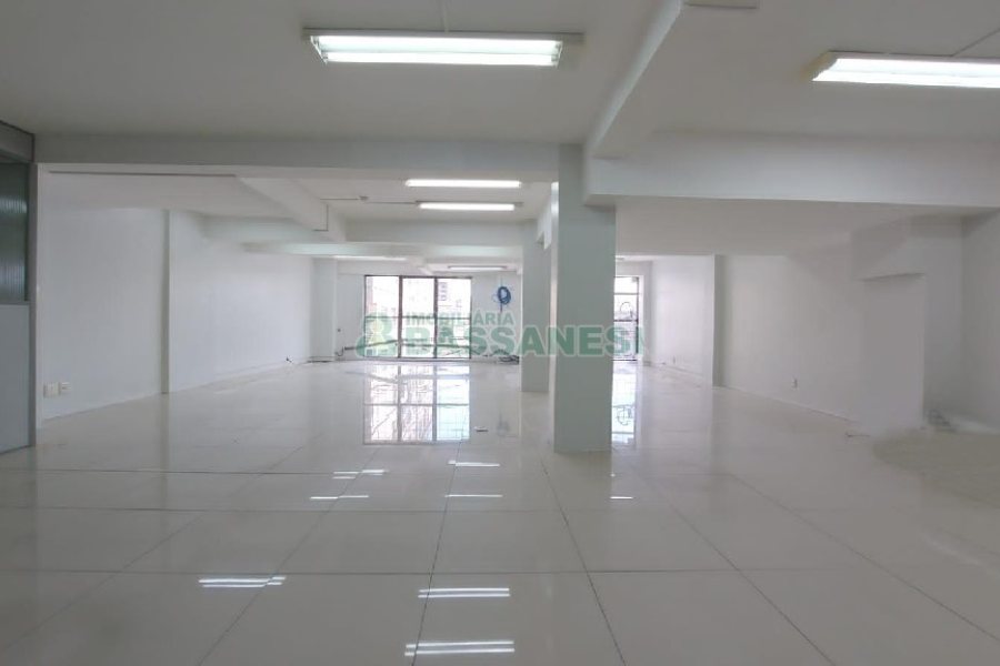 Loja com 356m², 2 vagas, no bairro São Pelegrino em Caxias do Sul para Comprar