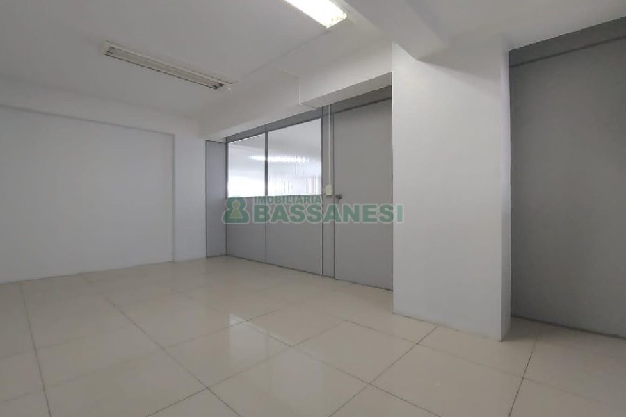 Loja com 356m², 2 vagas, no bairro São Pelegrino em Caxias do Sul para Comprar