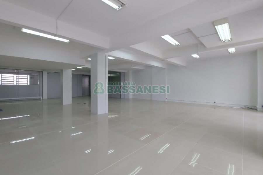 Loja com 356m², 2 vagas, no bairro São Pelegrino em Caxias do Sul para Comprar