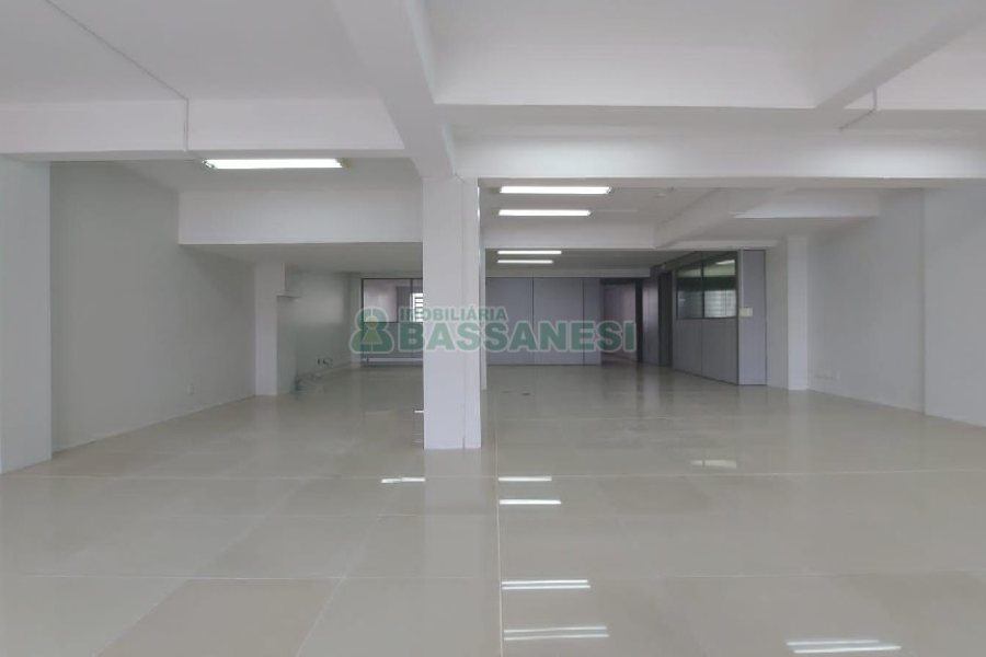 Loja com 356m², 2 vagas, no bairro São Pelegrino em Caxias do Sul para Comprar