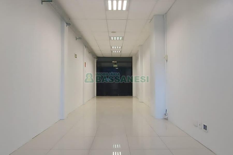 Loja com 356m², 2 vagas, no bairro São Pelegrino em Caxias do Sul para Comprar
