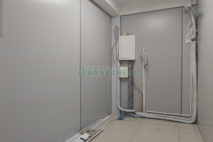 Loja com 356m², 2 vagas, no bairro São Pelegrino em Caxias do Sul para Comprar