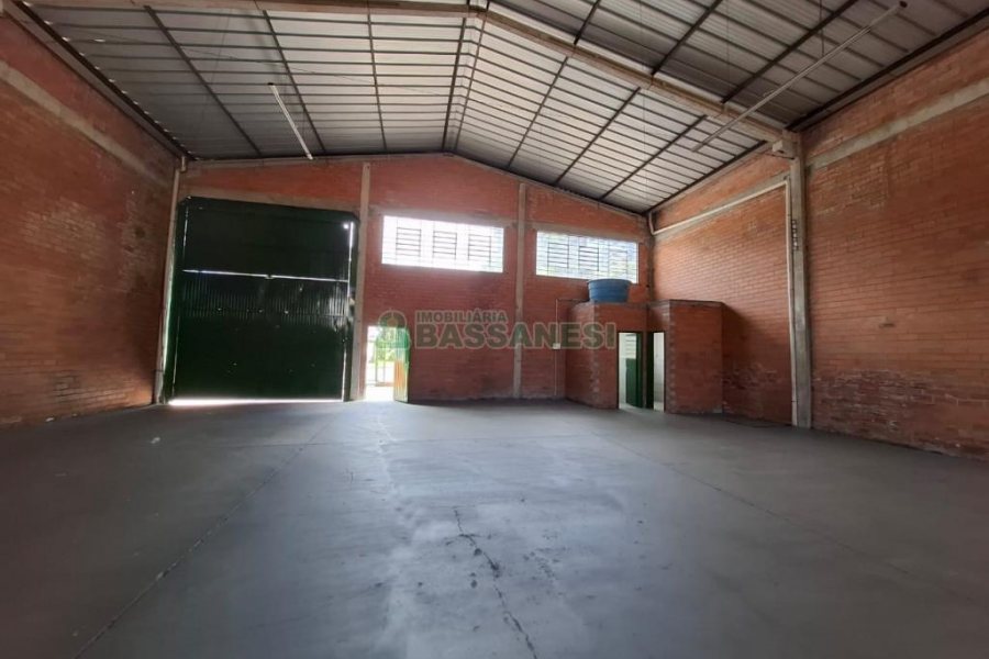 Pavilhão com 330m², no bairro Desvio Rizzo em Caxias do Sul para Alugar