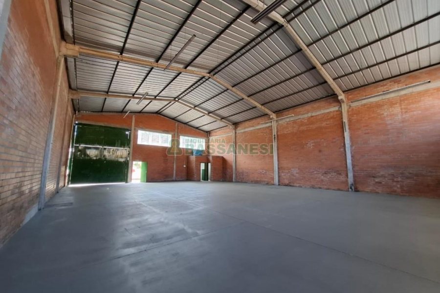 Pavilhão com 330m², no bairro Desvio Rizzo em Caxias do Sul para Alugar