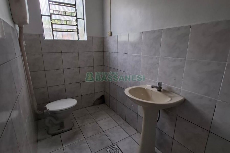 Pavilhão com 330m², no bairro Desvio Rizzo em Caxias do Sul para Alugar