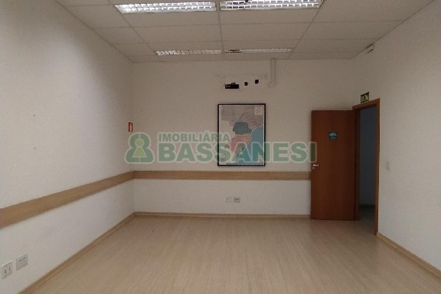 Loja com 200m², 4 vagas, no bairro Lourdes em Caxias do Sul para Alugar