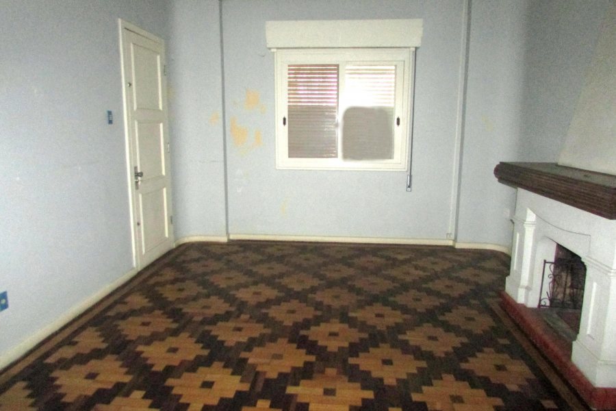 Casa Comercial com 300m², 3 dormitórios, 3 vagas, no bairro Centro em Caxias do Sul para Comprar