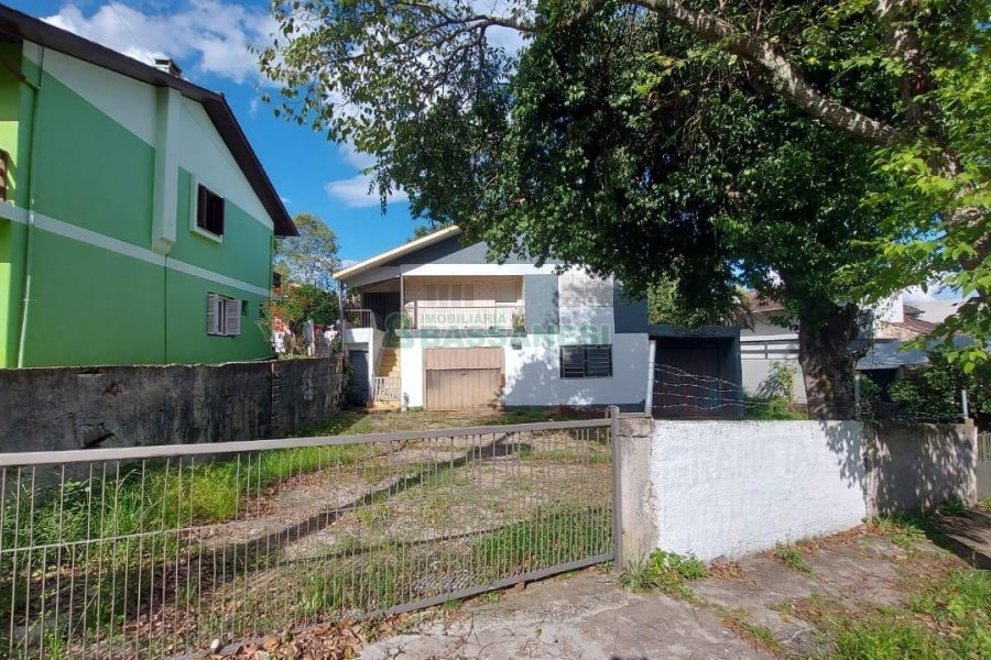 Casa Comercial com 80m², 3 dormitórios, 1 vaga, no bairro Cruzeiro em Caxias do Sul para Comprar